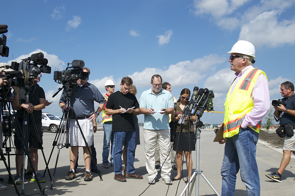 Charlie Whitings fortæller pressen at banen er godkendt til 'Grade 1' status
(Foto: Circuit of The Americas)